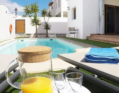 Vista de la piscina privada que se encuentra en el exterior de las Villas que para parejas de Las Caletas Village.