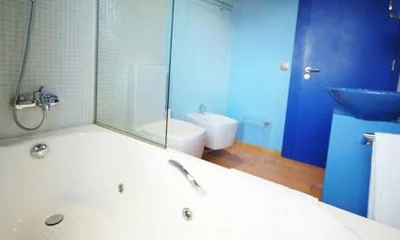 Foto de la bañera de hidromasaje que se encuentra en el baño de la Doble Superior (L'Alguer-Pollentia-Estambul) en el encantador hotel Cas Ferrer Nou Hotelet perfecto para una escapada romántica con tu pareja