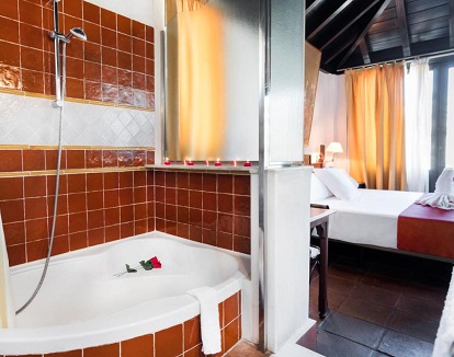 Foto de la bañera de hidromasaje que se encuentra en el baño en la Doble Deluxe del hotel Casa Pilar.