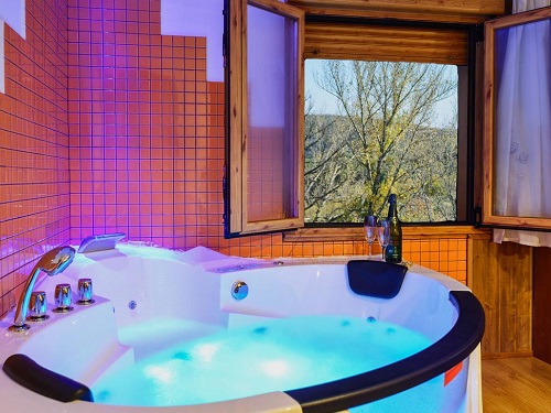 Foto de la bañera de hidromasaje de esta Cabaña rural con jacuzzi privado ideal para una escapada en compañía de tu pareja.