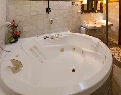 Foto de la bañera de hidromasaje de forma circular perfecta para dos personas que se encuentra en el baño de la Habitación Doble Deluxe de la Hospedería Señorío de Casalarreina.