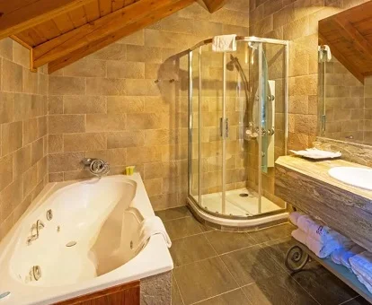 bañera de hidromasaje de la habitacion