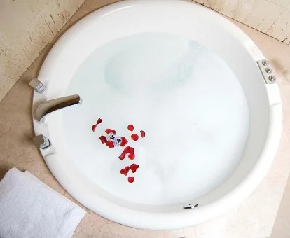Foto de la bañera de hidromasaje que puedes encontrar en las Suites con jacuzzi del hotel Ceferino
