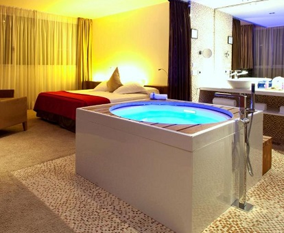Foto de la bañera de hidromasaje que podemos encontrar en la Suite del hotel Diagonal Zero en Barcelona