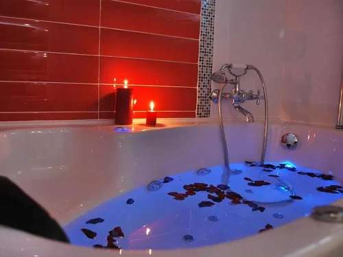 Foto de la bañera de hidromasaje en la Habitación Deluxe con cromoterapia y chorros de agua ideales para relajar El Jardin Cantabria