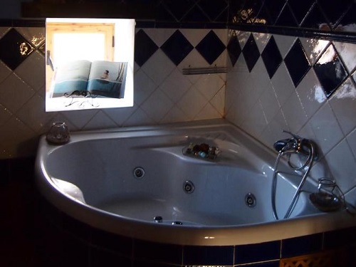Foto de la bañera de hidromasaje en la habitación Doble del hotel rural Soños Del Jalon