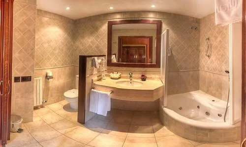 jacuzzi en la habitación del hotel