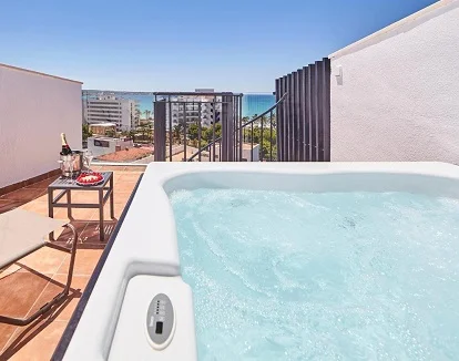 Foto del jacuzzi con vistas al mar que se encuetra en el solarium de la terraza de Habitación Doble Superior con vistas al mar
