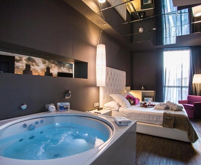 Foto del Jacuzzi junto a la cama en la Suite con bañera de hidromasa en el Hotel SB Plaza Europa de Barcelona