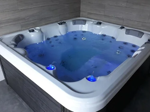 Jacuzzi circular de gran tamaño con chorros de hidromasaje y cromoterapia ideal para parejas que se encuentra en el chalet El Pntón de Lanchares