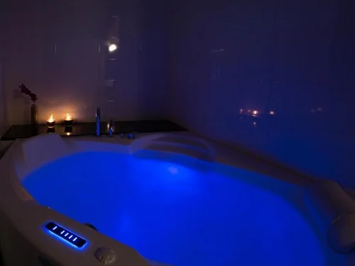 Foto del jacuzzi con cromoterapia y chorros de agua que se encuentra en el baño de la Casa Rural O Fraginal