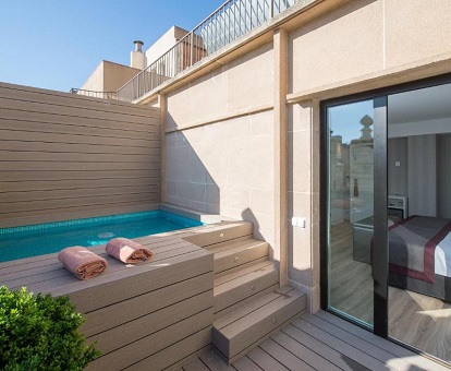 Foto del jacuzzi en la terraza de la habitación Doble Superior con acceso al spa en el hotel Catalonia Plaza Catalunya