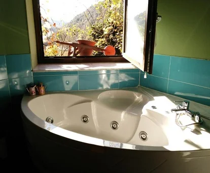 Jacuzzi en la habitacion del Hotel Masia den Valenti en LLeida