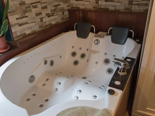 Jacuzzi para dos personas con multitud de chorros de agua de hidromasaje en la Suite Doble Estándar con bañera en el hotel rural Luna del Valle