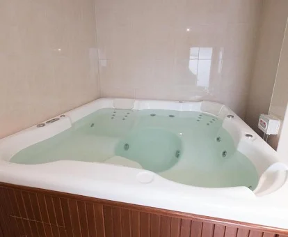 jacuzzi privado de forma rectangular con capacidad para 4 personas que se encuentra en el apartamento de un dormitorio en Enoturismo Celler Piñol