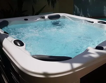 Foto del jacuzzi para cuatro personas que se encuentra junto a la piscina del chalet Cielos de Cotobro