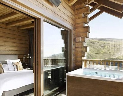 Foto del jacuzzi en la terraza exterior de suelo y paredes de madera en la Suite Lodge del Ski & Spa de Sierra Nevada
