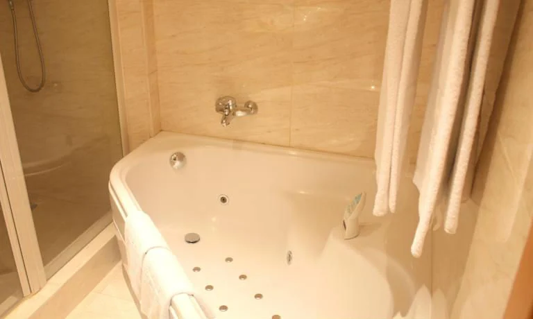 jacuzzi en habitacion del Hotel NH Barcelona