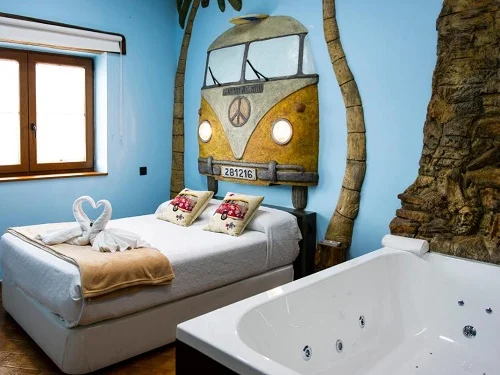 Foto del jacuzzi especial para parejas que se encuentra al lado de la cama y enfrente de la ventana en la Habitación Doble Deluxe con Bañera de Hidromasaje en la posada rural La Fabula