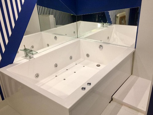 Foto de la bañera de hidromasaje de forma rectangular con cromoterapia y chorros de agua para hidromasaje en la Habitación Doble Deluxe con bañera de hidromasaje junto al espejo