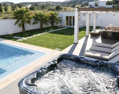Foto del jacuzzi enorme junto a la piscina privada en el jardín y terraza con vistas al mar