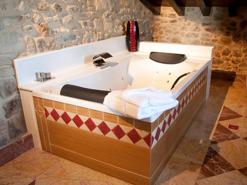 Foto del jacuzzi grande para dos personas que se encuentra en el baño de la Suite con Acceso al Spa en la Posada La Torre de los Isla & Spa