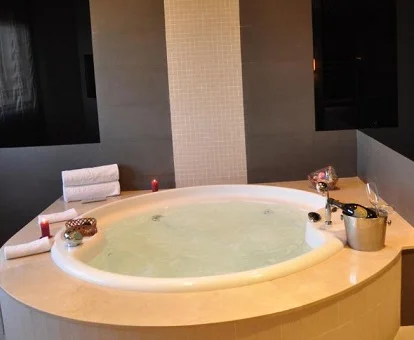 Jacuzzi privado del Hotel Los Peñascales Madrid