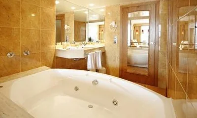 Foto de la Suite Junior donde tienes una bañera de hidromasaje privada en el bano perfecta para parejas.