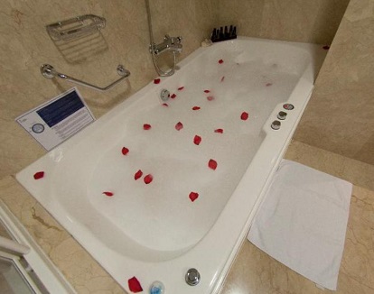 Foto de la Suite Premium con bañera de hidromasaje con puedes disfrutar de tu jacuzzi privado en el baño de la habitación.