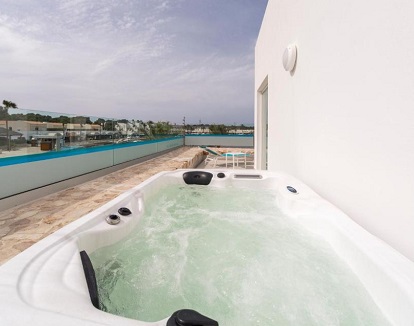 Foto del jacuzzi para parejas ideal para disfrutar de una buena vistas en la Suite Loft con bañera de hidromasaje y vistas al puerto