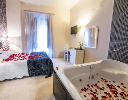 Foto del jacuzzi privado frente a la cama en la Habitación Doble Superior con bañera de hidromasaje