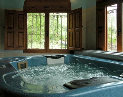 Foto de la habitación Doble Superior con piscina y Spa donde tienes un porche privado con spa con jacuzzi perfecto para dos personas.