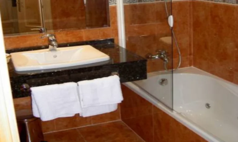 baño con bañera de hidromasaje en la habitación Doble