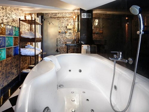 Foto de la bañera de hidromasaje con tratamiento de chorros de agua que se encuentra en el baño de la habitación doble del Hotel Maribel