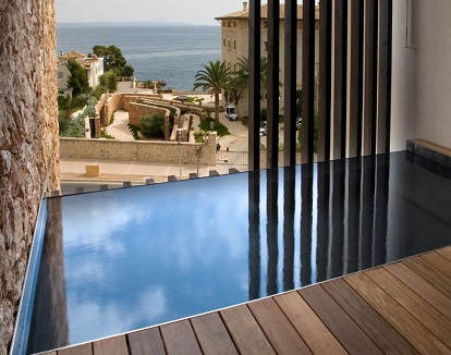 Foto de la piscina privada que se encuentra en la terraza de la Habitación Doble Dreamer con piscina y donde puedes relajarte con vistas al mar desde tu propia piscina privada.