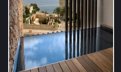 Foto de la piscina privada que se encuentra en la terraza de la Habitación Doble Dreamer con piscina y donde puedes relajarte con vistas al mar desde tu propia piscina privada.
