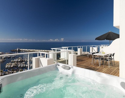 Foto de la Villa con bañera de hidromasaje en el exterior y con unas magnificas vistas el mar y el puerto deportivo de Puerto Rico en Gran Canaria.