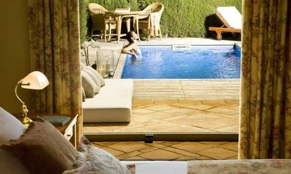 habitacion con piscina privada