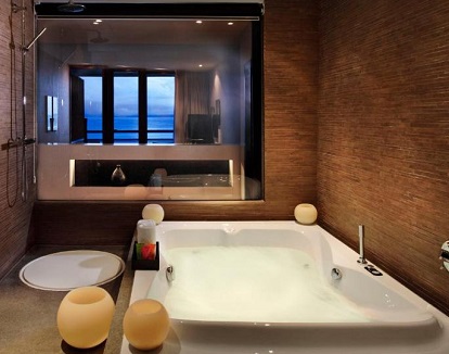 Foto de la bañera de hidromasaje privada de forma restangular para dos que tienes en el baño de la Suite Royal The Level con vistas al mar.