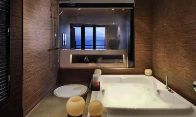 Foto de la bañera de hidromasaje privada de forma restangular para dos que tienes en el baño de la Suite Royal The Level con vistas al mar.