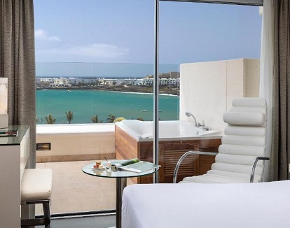 Foto del jacuzzi con vistas al mar en la terraza de las Suites del Meliá Salinas donde puedes relajarte con tu pareja cómodamente a cualquier hora.