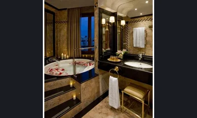 Foto del Baño de la Suite Grand Red Level con vistas al mar y la catedral donde vemos el jacuzzi en el suelo del altillo que se accede a traves de los tres escalones detrás de la pared.