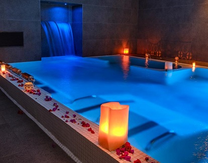 Foto del spa donde puedes disfrutar de un jacuzzi para parejas en la Habitación Doble con terraza y acceso al spa.