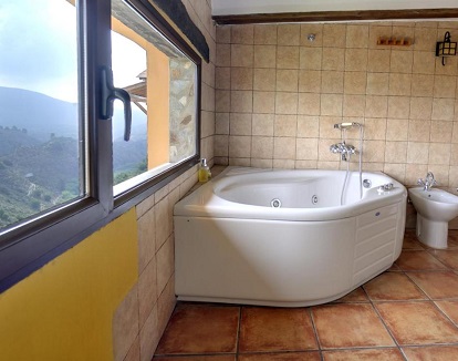 Foto de la bañera de hidromsaje de la habitacion superior que se encuentra en el baño y que tienes vistas al campo y la montaña.