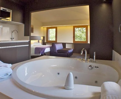 bañera de hidromasaje de la habitacion