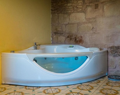 Foto del jacuzzi enorme que se encuentra en el baño de la Suite Deluxe y donde pueden relajarse dos personas cómodamente.