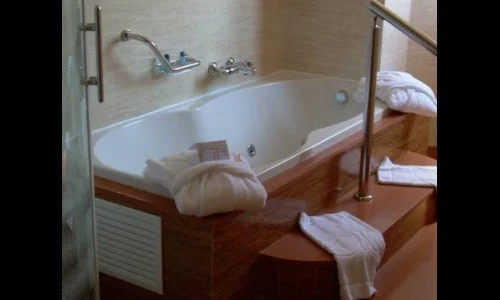 jacuzzi de la Suite en Hotel Montera Plaza