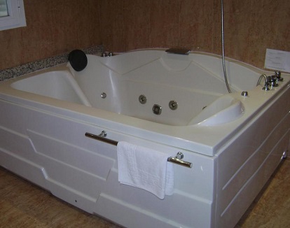 Foto de la bañera de Hidromasaje perfecta para dos personas en el baño de la Suite del Motel Cies
