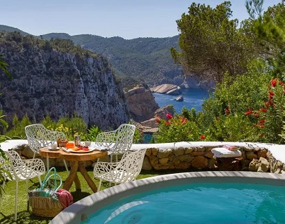 Foto de las espectaculares vistas desde lo alto del acantilado en el jacuzzi de la habitación Suite Na Xamena donde puedes disfrutar de tranquilidad y espectaculares vistas.