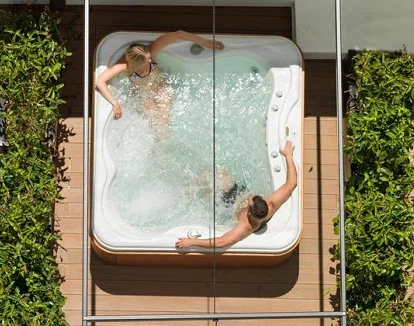 Foto del jacuzzi privado para parejas que se puede disfrutar en la terraza de la Habitación Doble Deluxe con bañera de hidromasaje.